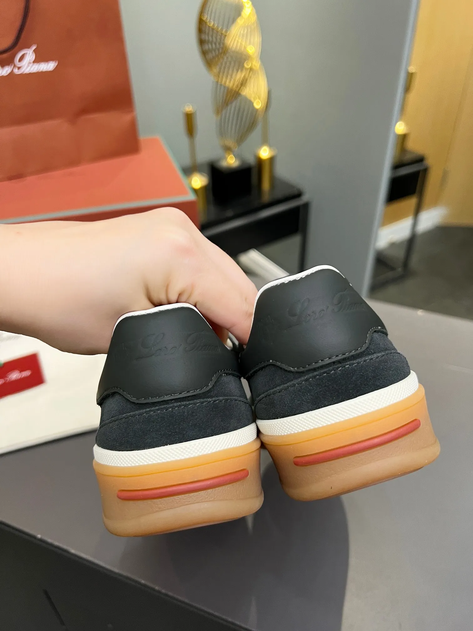 Factory price: 580💰Purchase level, high version🦅⛳️ Italy [Loro men's shoes💰iana] Tennis walk series L men's shoes💰Couple moral training shoes casual sports shoes sneakers🎁🎁 Original purchase development and production This new suede tennis shoe adopts an ultra-low design, suitable for wearing all year round👫👫 The wrapped sole creates an effortlessly attractive color combination that harmoniously blends functionality with understated style, making it the ideal shoe for urban wear. Soft calfskin tongue with Kummel color insert at the heel, embossed L Men's shoes 💰 Logo Cotton lace upper, cowhide suede sole Rubber-lined calfskin ✦ Upper: imported first-layer cowhide ➕ Customized original cowhide ✦ Lining: cowhide lining ➕ Cow leather insole ✦ Sole: Original open-molded T men's shoe 💰R ultra-lightweight outsole ✦Packaging: Original full set of packaging ✦Female size: 35--40, ✦Male size: 39--44, customized 45